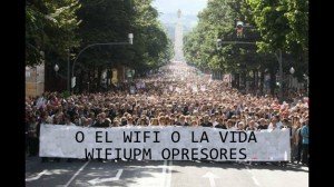 Aquí tenemos a los manifestantes llevando uno de los lemas del día