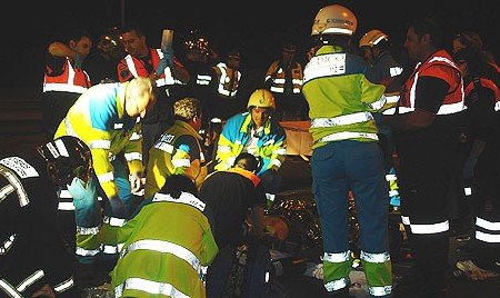 Efectivos del SUMMA y el cuerpo de bomberos atienden a los alumnos rescatados.