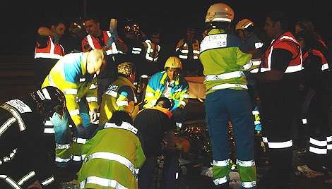 Efectivos del SUMMA y el cuerpo de bomberos atienden a los alumnos rescatados.