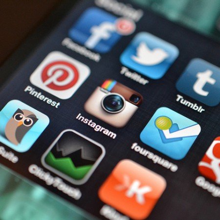 iPhone con varias redes sociales