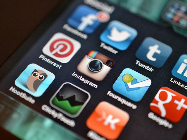 iPhone con varias redes sociales